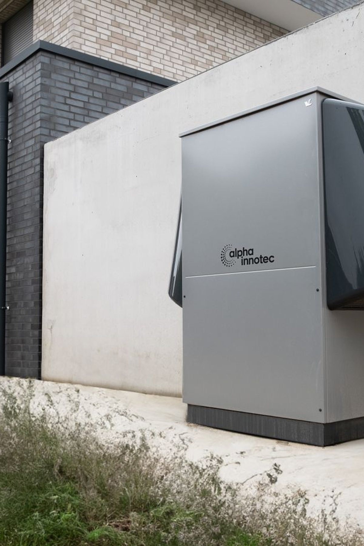 New energy-efficient heat pump unit installed outside a modern home